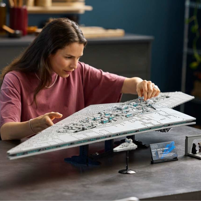 LEGO: Star Wars UCS Executor Super Star Destroyer Launch